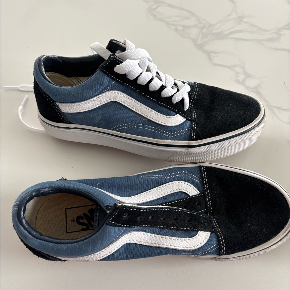 Vans old skool unisex sneakers.